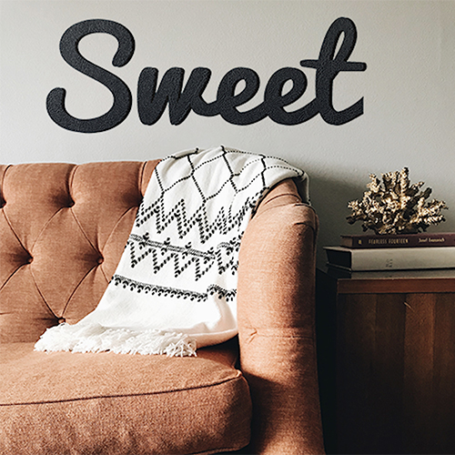 Sticker mural Sweet noir au dessus d'un fauteuil ancien