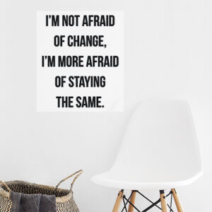 Sticker déco I'm not afraid au dessus d'une chaise de salon