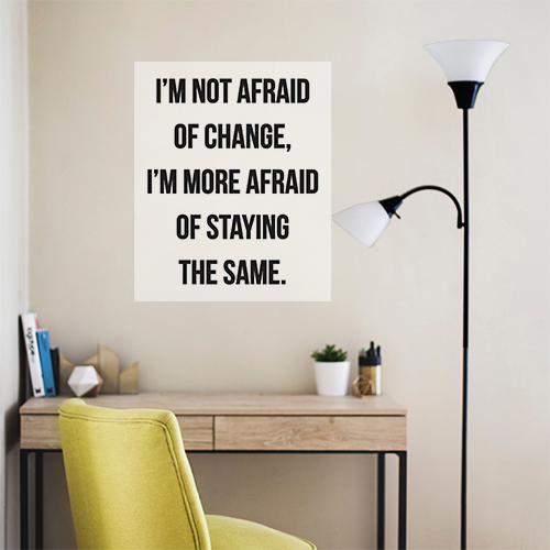 Sticker autocollant I'm not afraid au dessus d'une lampe de salon