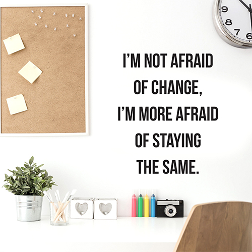 Sticker adhésif I'm not afraid au dessus d'un bureau