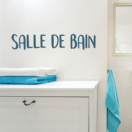 Sticker mural Salle de bain au dessus d'une table avec serviettes