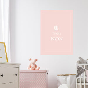 Sticker déco Oui mais non fond rose dans une chambre d'enfant