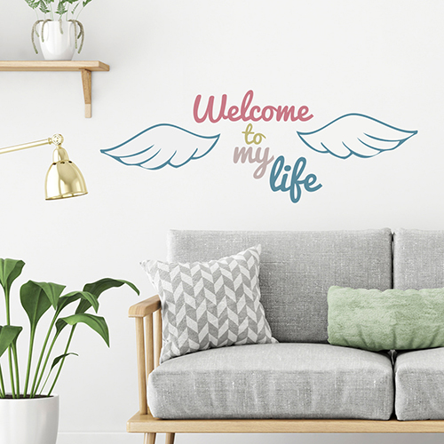 Pièce à vivre décoré avec un sticker mural citation Welcome to my life