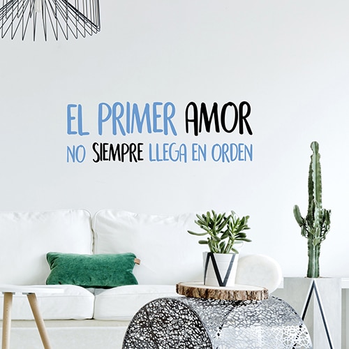 Sticker adhésif citation El Primer Amor collé dans un salon exotique