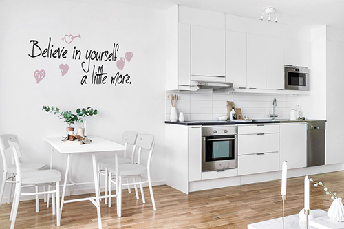 Sticker autocollant citation Believe in yourself avec des coeurs collée au mur de la cuisine