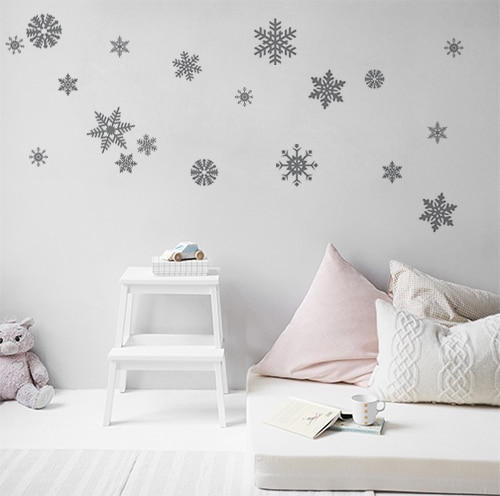 Sticker mural décoratif flocons de neiges argentés collés dans une pièce à vivre
