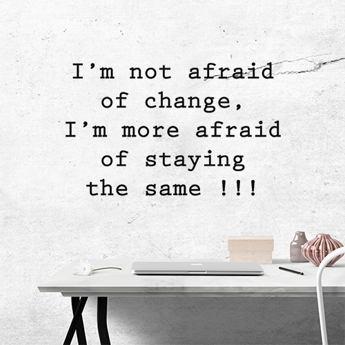 Sticker adhésif mural citation IM NOT AFRAID collé au mur d'un bureau blanc