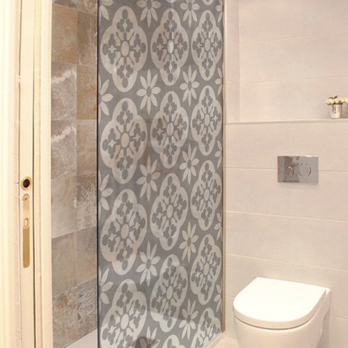 sticker décoratif autocollant motifs losanges d'inspiration méditérranéenne collé sur la vitre d'une douche dans une petite salle de bain