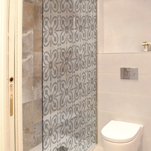 Sticker adhésif décoratif motif petits damiers gris et blanc collé sur la vitre d'une petite salle de bain