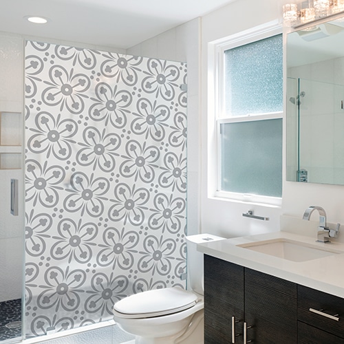 sticker décoratif adhésif motif damier gris et blanc collé à la vitre d'une petite salle de douche avec toilettes
