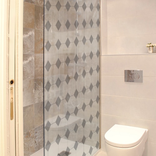 Sticker autocollants décoratif grand losanges gris motifs Vichy collés à la porte d'une douche dans une petite salle de bain