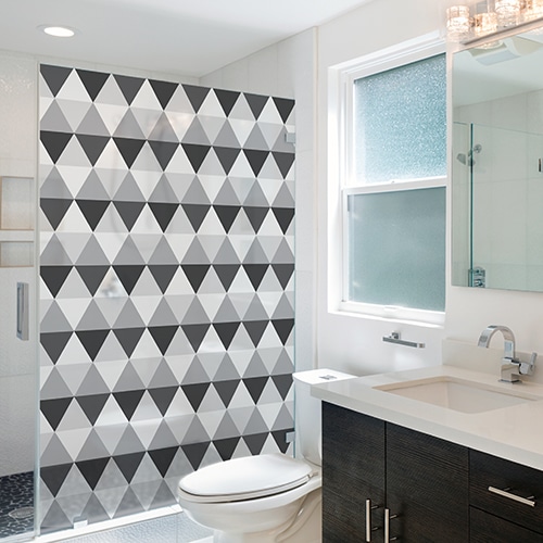 Sticker décoratif adhésif Motifs losanges gris et noirs collé sur une petite salle de bain moderne