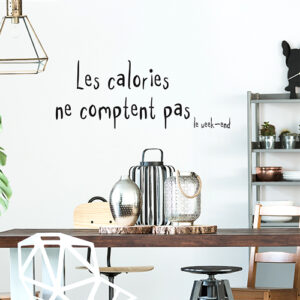 Sticker mural Les calories ne comptent pas au dessus d'une table à manger