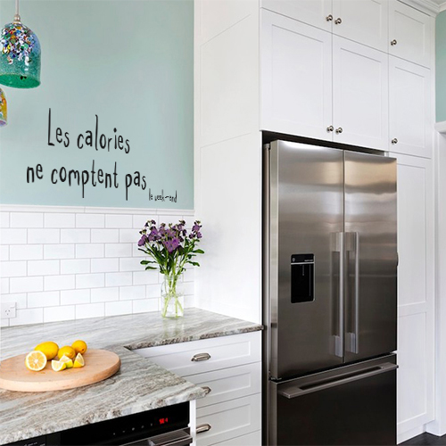 Sticker Les calories ne comptent pas citation dans une cuisine au dessus d'un plan de travail