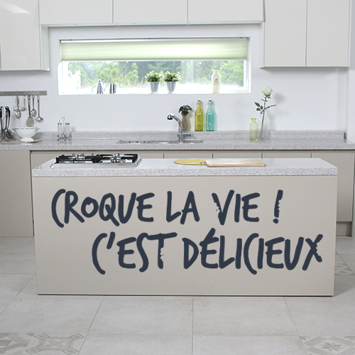 Sticker déco Croquer la vie dans une cuisine sur le plan de travail