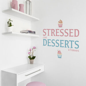 Sticker autocollant Stressed dessert à côté d'une étagère