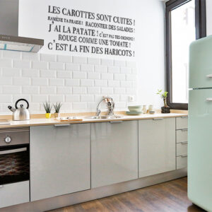 Sticker mural Les carottes sont cuites dans une cuisine au dessus d'un plan de travail