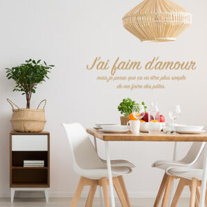 Sticker autocollant J'ai faim amour au dessus d'une table à manger