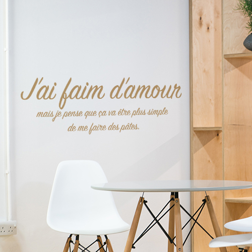 Sticker mural J'ai faim amour à côté d'une armoire