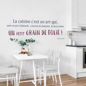 Sticker citation déco Grain de folie au dessus d'une table à manger