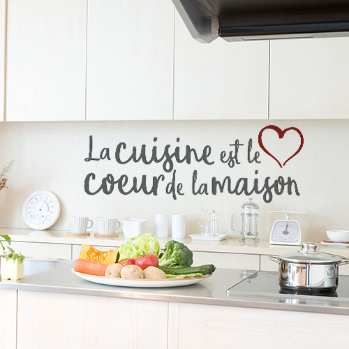 Sticker mural La cuisine est le coeur au dessus d'un plan de travail dans la cuisine