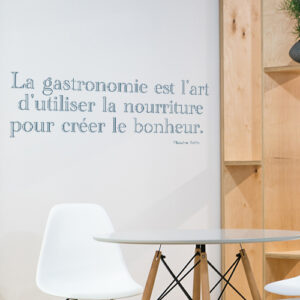 Sticker autocollant La gastronomie sur un mur à côté d'une étagère