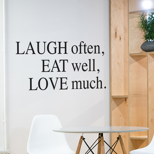 Sticker mural Live Love Laugh Noir sur fond gris dans un salon