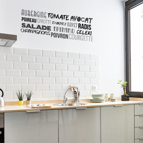 Sticker citation murale au dessus d'un plan de travail dans une cuisine de la gamme Aubergine