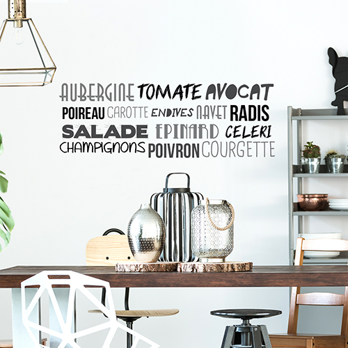 Sticker mural posé au dessus d'une table dans un salon de la gamme Aubergine