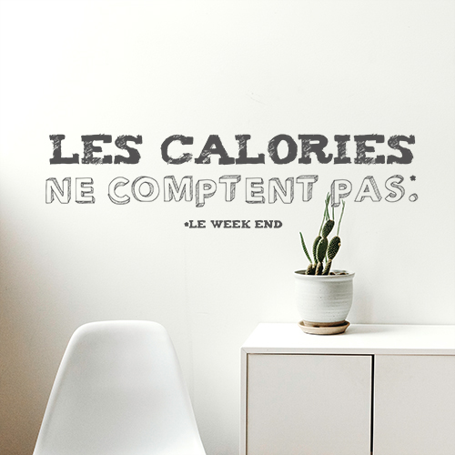 Sticker de la gamme les calories posé au dessus d'un meuble avec une plante et une chaise