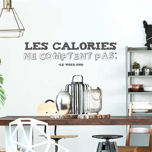 Sticker autocollant Les calories ne comptent pas posé au dessus d'une table