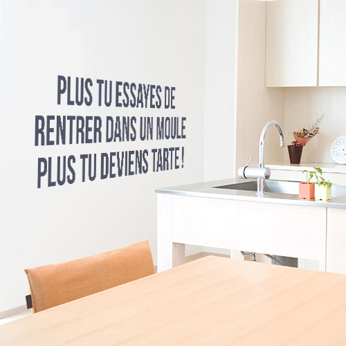 Sticker posé dans une cuisine moderne citation Plus tu essayes