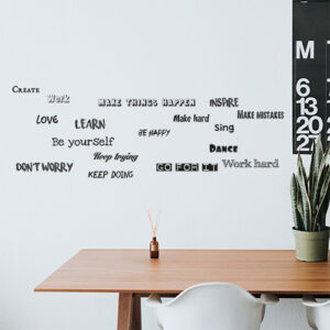 Bureau moderne avec le sticker citation moderne Make Things collé au mur