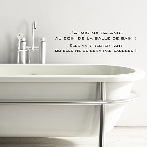 Baignoire moderne avec un sticker décocitation Balance collé au dessus