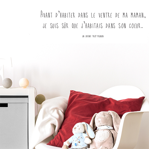 Chambre d'enfant avec un sticker citation ventre de ma maman collé au mur