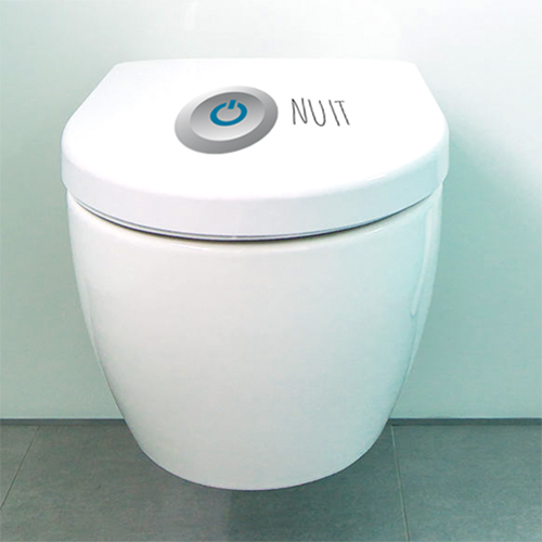 Sticker déco adhésif interrupteur nuit collé sur un WC classique blanc