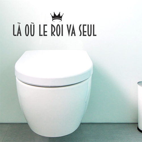 WC classiques blanc ornés d'un sticker citation Là où le roi va seul