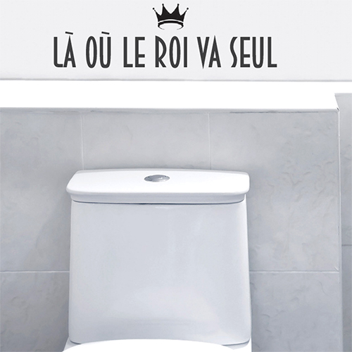 Sticker décoratif La où le roi va seul collé au mur d'une salle de WC moderne