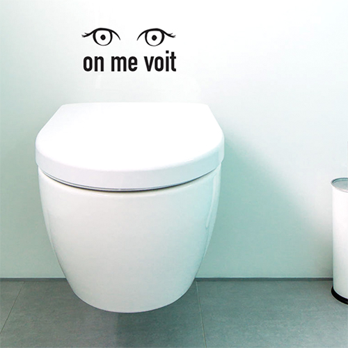 Toilettes blanches avec un sticker rigolo on me voit plus collé dessus