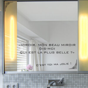 Sticker citation miroir Dit moi qui est la plus belle collé sur un miroir de salle de bain