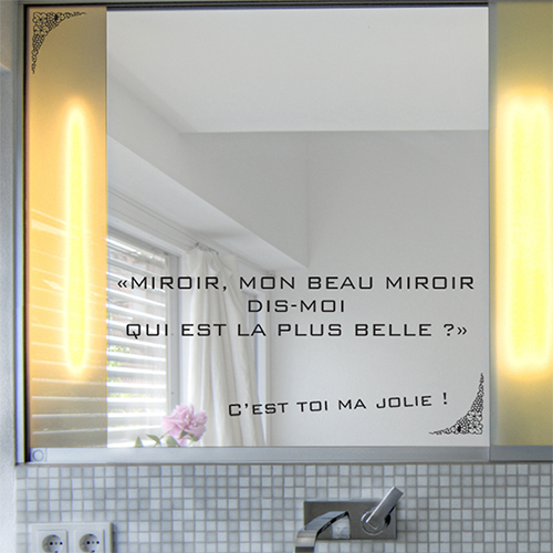 Sticker citation miroir Dit moi qui est la plus belle collé sur un miroir de salle de bain
