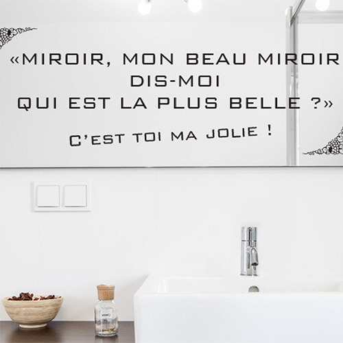 Salle de bain moderne blanche avec un sticker miroir collé au mur