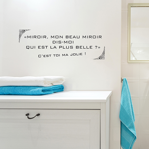 baignoire moderne avec un sticker miroir collé au mur au dessus