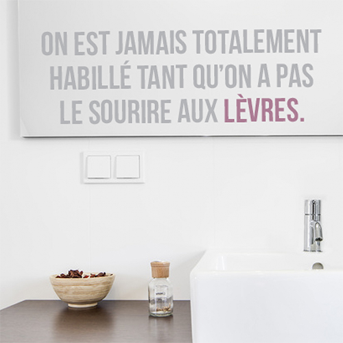 Salle de bain décorée avec un sticker adhésif citation Sourire aux lèvres