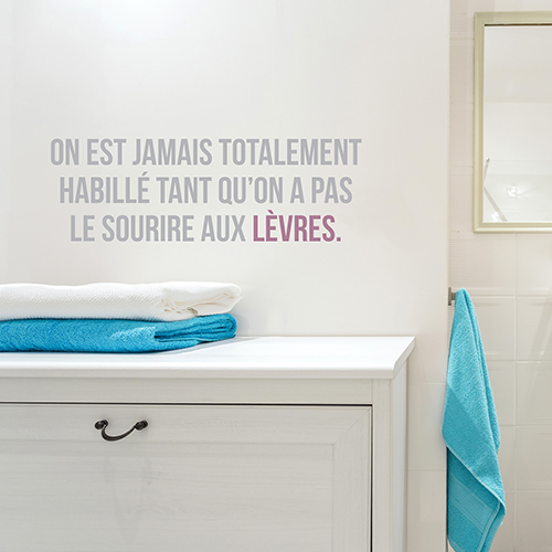 Salle de bain moderne décorée avec un sticker citation Sourire aux lèvres bicolore