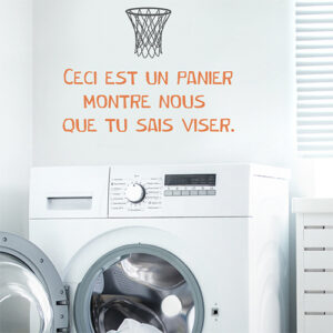 Citation autocollante Panier à linge collé au mur d'une salle de bain