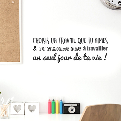 Choisis un travail que tu aimes... citation collé au mur d'un bureau personnel