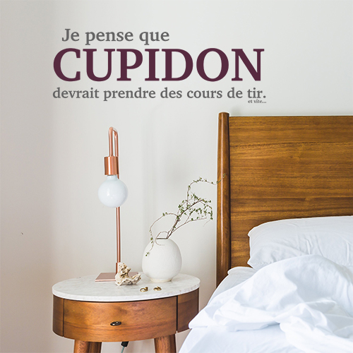 Chambre à couché d'adulte avec une citation fun Cupidon collée au mur