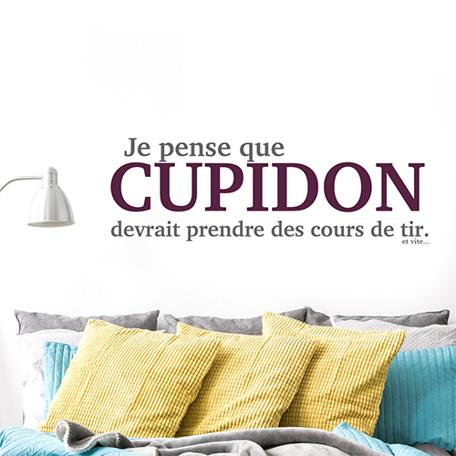 Pièce à vivre colorée décorée avec un sticker mural citation Cupidon