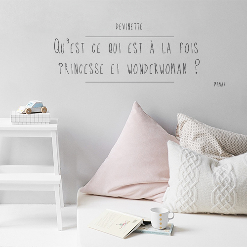 Citation devinette princesse collée au mur d'une chambre d'adulte